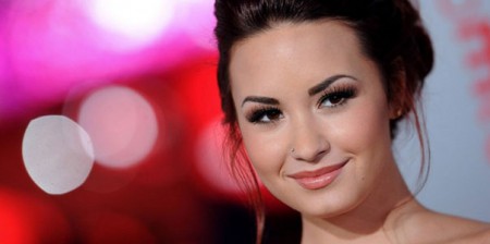 Demi Lovato diz que não vê problemas em paquerar os meninos brasileiros